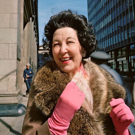 Charles Traub’s Lunchtime: A collection of portraits of strangers taken during the late 1970s (PHOTOS). Charles Traub, Charles H Traub, Photography 70s, Humans Of New York, Portrait Vintage, 70s Era, Street Photographers, Lunch Break, Lunch Time