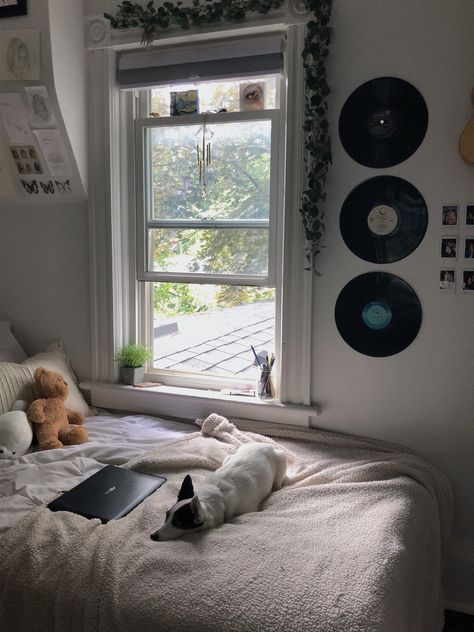 cute aesthetic bedroom room inspo small bedroom ideas artsy grunge white records window retro vibes Idea Bilik Tidur, Artsy Grunge, Reka Bentuk Bilik Tidur, Grunge Bedroom, Teenage Room Decor, Bedroom Ideas Aesthetic, Hiasan Bilik Tidur, Aesthetic Bedroom Ideas, Retro Bedrooms