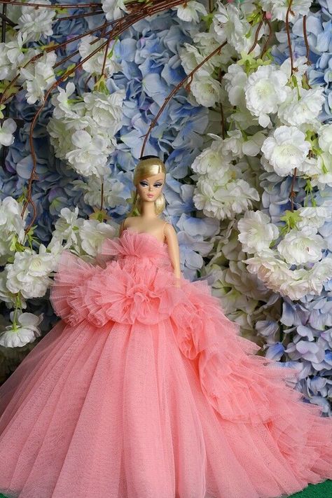 Barbie Types, Bridal Barbie, Gown Outfit, Куклы American Girl, Dress Barbie Doll, Barbie Dresses, Fashion Design Books, Fall Fashion Skirts, Party Frocks