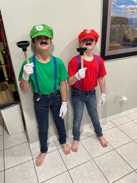 Super Mario Kids Costume, Homemade Mario Costume, Super Mario Bros Outfit Ideas, Mario And Luigi Costumes, Mario And Luigi Halloween, Mario Brothers Costumes, Luigi Halloween Costume, Mario Bros Costume, Mario Halloween