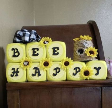 Foam Dice Crafts, Bumblebee Crafts, Beehive Ideas, Dice Crafts, Bee Projects, Honey Kitchen, Marshmallow People, Bed Benches, Dice Ideas