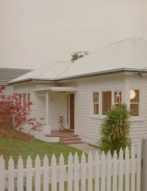 Weatherboard House Exterior, White Weatherboard House, 1950s House Renovation, 50s Home Decor, Weatherboard Exterior, Weatherboard House, Venetian Plaster Walls, 1950s House, Bungalow Exterior