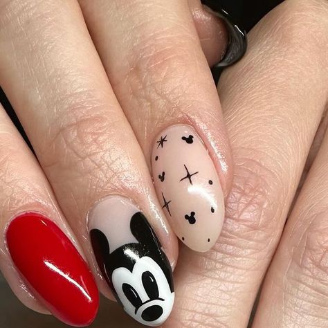 CARLI PIERSON | NAIL ARTIST on Instagram: "It’s been a minute since I did Mickey and Minnie nails! This girl is headed to Disneyland tomorrow with her family, and I am so excited for her! Maybe a little jealous too! 😉 Inspired by @nailsbysheridan_ • Shaka • Grand Canyon • Perfect Black • Black & White Gel Paint • #madamglamgelpolish #allmadamglam #naillovebycarli" Red Mickey Nails, Subtle Mickey Nails, Black And White Disney Nails, Mickey Nails Simple, Mickey And Minnie Nails, Minnie Nails, Cutesy Nails, Mouse Nails, Minnie Mouse Nails