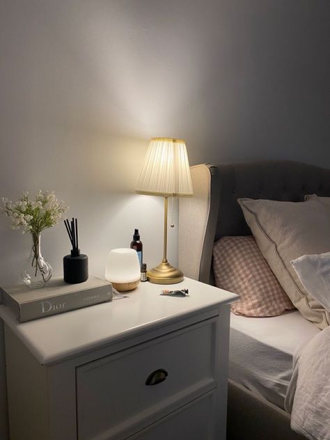 Bedside Table Decor, Dekorasi Kamar Tidur, Pinterest Room Decor, Room Deco, Redecorate Bedroom, Minimalist Room, Apartment Decor Inspiration, Room Makeover Bedroom, Room Makeover Inspiration