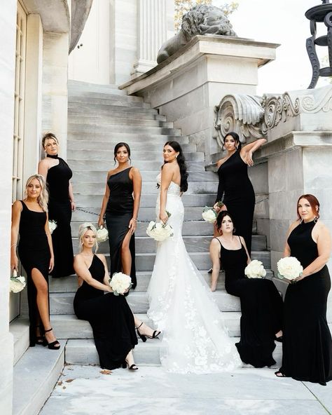 - Check more at https://howcandothis.com/weddingideas/113937/ Bridal Party Shots Picture Ideas, Wedding Party Set Up, Serious Bridal Party Photos, Bridesmaid Photos With Bride, Wedding Photoshoot Bridal Party, Classic Wedding Bridal Party, Black Tie Wedding Family Photos, Bridal Party Winter Wedding, Old Money Bridal Party