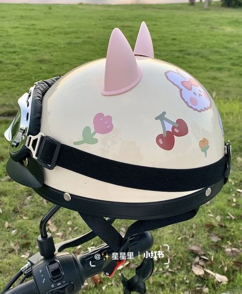 Cute Helmets For Women, Cute Motorcycle Helmet, Cute Motorcycle Helmets, Helm Bogo Aesthetic, Helm Aesthetic, Aesthetic Helmet, Cute Bike Helmet, Cute Helmet, Black Motorcycle Helmet