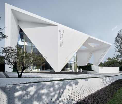 Rsun Sales Center / BENJAI Architectural Design | ArchDaily Gallery Facade, Galleries Architecture, Sales Gallery, Concept Models Architecture, Modern Architecture Design, Sales Center, White Building, Entrance Design, Architecture Design Concept