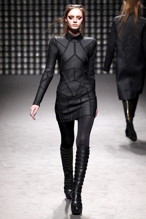 Cyberpunk Fashion - High Tech - Album on Imgur Gareth Pugh, Moda Medieval, Mode Cyberpunk, Punk Girls, Raver Girl, Sci Fi Fashion, Black Clothes, Cyberpunk Fashion, Futuristic Fashion