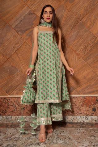 Floral Print Suit, Suits For Women Indian, Cotton Suit Designs, Potli Bag, Green Hand, Green Floral Print, Cotton Bottoms, Net Dupatta, Indian Fashion Designers