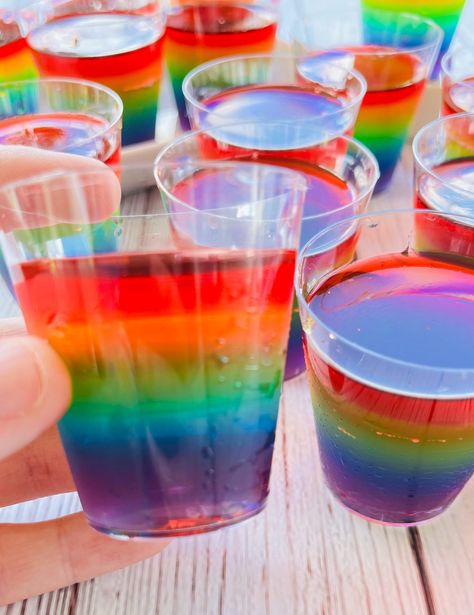 Rainbow Jello Recipe, Rainbow Jello Shots, Unique Alcoholic Drinks, Watermelon Jello Shots, Rainbow Themed Party, Rainbow Shots, Watermelon Jello, Rainbow Jello, Jello Recipe