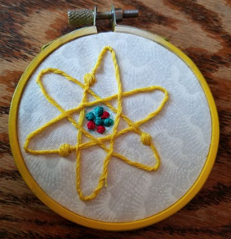 2018-05-27: Embroidery of an lithium atom. Chemistry Embroidery, Science Embroidery, Cute Diys, Embroidery Ideas, Embroidery Hoop, Atom, Chemistry, Hand Embroidery, Home Crafts