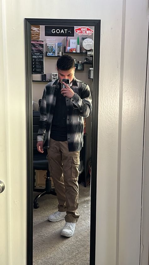 Men Cargo Outfit Casual, Mens Shirt Layering Outfits, Cargo Pants And Flannel Outfit Men, Flannel With Cargo Pants, Cargo And Shirt Outfit, Cargo Pants Flannel Outfit, Dark Green Flannel Outfit, Flannel Fits Men, Shirt Layering Outfit Men