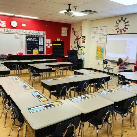 Upper Elementary Desk Arrangements, Art Classroom Layout Desk Arrangements, 22 Desk Arrangement, Narrow Classroom Layout, Seating Chart For Classroom, Classroom Desk Arrangement Middle, Classroom Desk Arrangement 30 Students, Seating Chart Classroom Elementary, Desk Layout Classroom