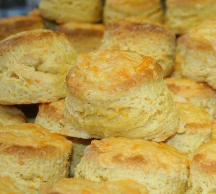 Cheddar & Rosemary Scones. Just make the scone topping from this beef cobbler recipe. Glaze top with egg wash and a bit more cheese. Bake for 15 minutes. Cheese Scone Recipes, Baking Scones, Scones Easy, Cheese Scones, Savory Scones, Bbc Good Food, Easy Cheese, Mary Berry, Bbc Good Food Recipes