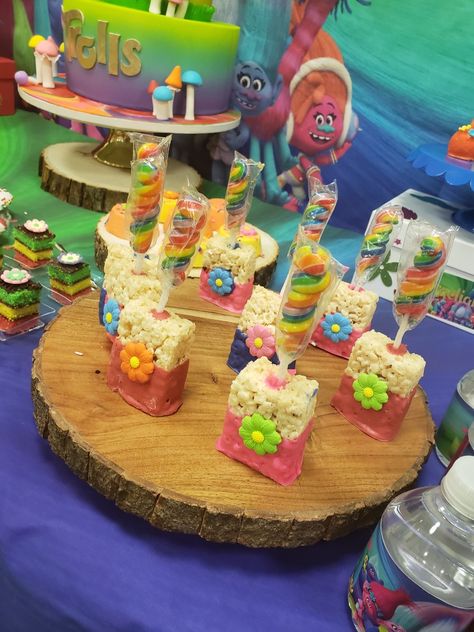 Trolls DIY Rainbow Rice Krispy Treats Trolls Rice Krispie Treats, Trolls Dessert Table Ideas, Trolls Treats, Trolls Treat Table Ideas, Trolls Dessert Table, Trolls Party Food, Sweets Table Ideas, Troll Cupcakes, Trolls Birthday Cake