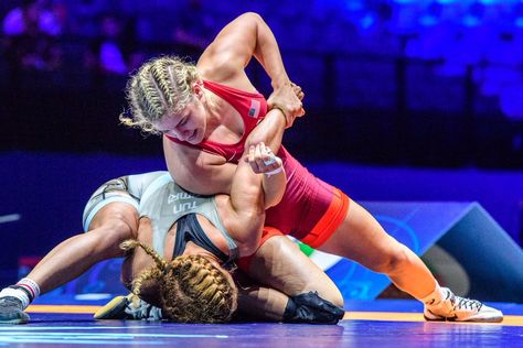 August 24 2017 - Helen Maroulis wins women's 58kg gold at the United World Wrestling World Champs without conceding a point throughout the entire event Tension Pose Reference, Wrestling Poses Reference, Wrestling Pose, Woman Wrestling, Wrestling Poses, Wrestling Reference, Helen Maroulis, Wrestling Aesthetic, Wrestling Workout