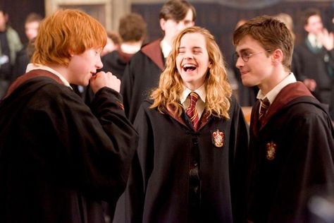 daniel radcliffe, emma watson and rupert grint on set for harry potter Harry Potter Festival, Ron E Hermione, Ron Y Hermione, Film Harry Potter, Harry Potter Wall, Geena Davis, Buku Harry Potter, Harry Potter Images, Images Harry Potter