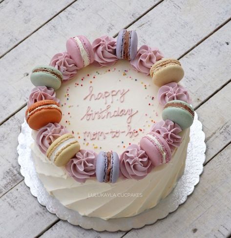 Macaron buttercream cake Decorating Cakes With Macarons, Cake Decoration With Macaron, Decorating Cake With Macaron, Cake Decoration Macaron, Cake Decor With Macarons, Pastel Macaron Cake, Macarons Birthday Cake, Birthday Cakes With Macarons, Macarons Cake Decoration