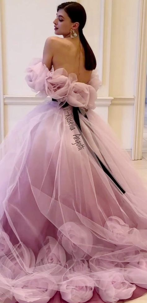 Pink elegance. P-Rosella Angotti. Dresses To Draw, Medieval Wedding Dress, Gloves Dress, Rose Details, Medieval Wedding, Be A Lady, Fashion Future, Women Dresses Classy, Pink Aura