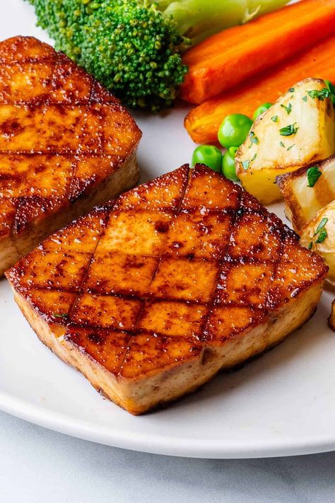 This Tofu Steak will be your new favorite way to eat tofu! Packed with protein and a delicious smoky flavor, it’s the perfect meat-free meal Steak Tofu Recipes, Baked Tofu Steaks, Tofu Steaks, What Is Tofu, Breaded Tofu, Tofu Steak, Vegan Gravy, Teriyaki Tofu, Food Plan