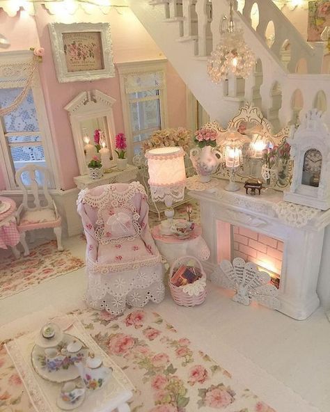 Shabby chic bedroom decor ideas - create your own personal romantic oasis | My desired home Shabby Chic Lounge, Kawaii House, Camera Shabby Chic, Grandma House, Shabby Chic Decorating, Shabby Chic Decor Bedroom, Chabby Chic, Chic Bedroom Decor, Shabby Chick