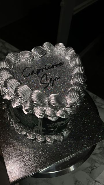 Silver Heart Birthday Cake, Black And Silver Birthday Treats, Glittery Cakes Birthday, Silver Sweet 16 Decorations, Black And Silver Birthday Cake, Silver Cake Ideas, Glitter Cake Ideas, Silver Heart Cake, Grey Birthday Cake