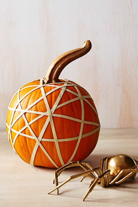 Need a last-minute pumpkin decoration? Just wrap rubber bands around a small pumpkin to create a spider-web look. Easy Painted Pumpkins, Pumpkin Painting Party, Creative Pumpkin Painting, No Carve Pumpkin Decorating, Pumpkin Painting Ideas, Pumpkin Carving Ideas, Halloween Pumpkin Designs, Halloween Pumpkins Painted, Diy Designs