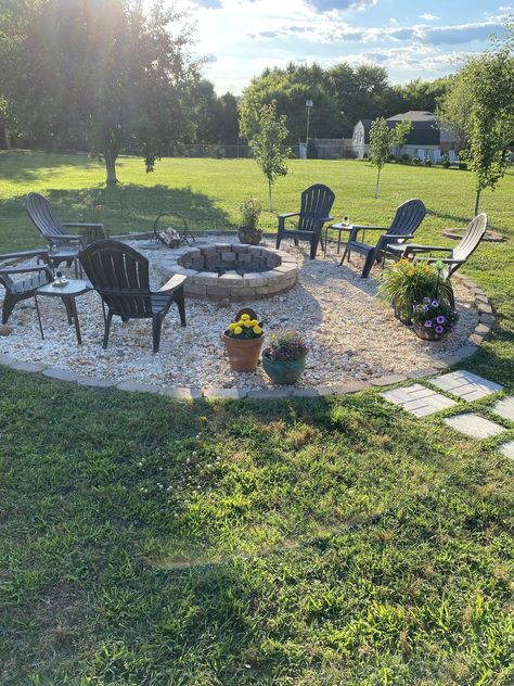 Backyard Fire Pit Ideas Pavers, Flagstone Pathway To Fire Pit, Round Gravel Fire Pit Area, Pea Gravel Fire Pit Area, Small Fire Pit Area, Firepit Seating Area, Backyard Fire Pit Ideas Lounge Areas, Pea Gravel Fire Pit, Gravel Fire Pit Area