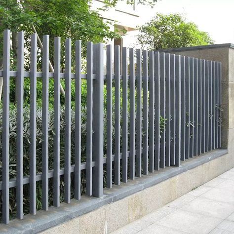 Steel Fence Design Modern, Wall Fencing Design, Fence Grill Design Modern, Square Tubing Fence, Square Tube Gate Design, Black Aluminum Fence Landscaping, Modern Fence Design Metal Steel Gate, Grill Fence Design, Rebar Fence Ideas