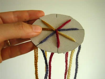 tutorial how to use cardboard wheel to make friendship bracelets  video here http://www.youtube.com/watch?v=YhHclB7W4q8 Lucet, Make A Friendship Bracelet, Braids Tutorial, Making Friendship Bracelets, Friendship Bracelets Tutorial, Diy Bricolage, Braids For Kids, Camping Crafts