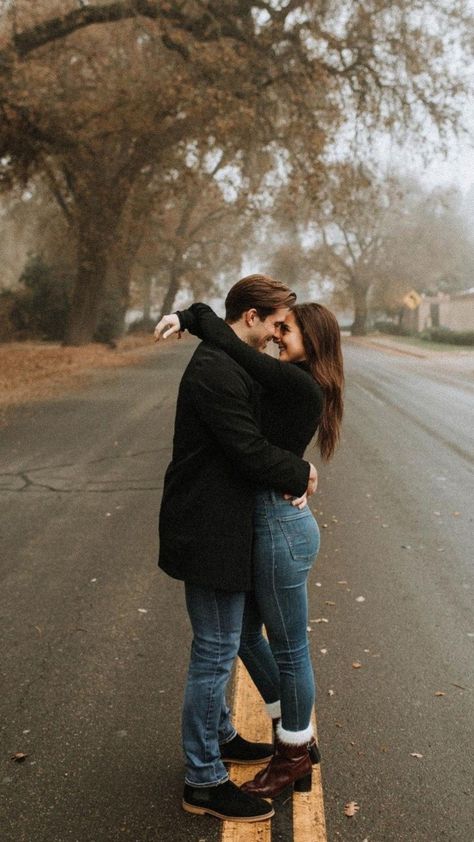 Love Wallpaper Couple, Railroad Photoshoot, Couples Candid Photography, Save The Date Pictures, Goals Couple, Goals Relationship, Romantic Couple Poses, Cute Engagement Photos, Wedding Photoshoot Props