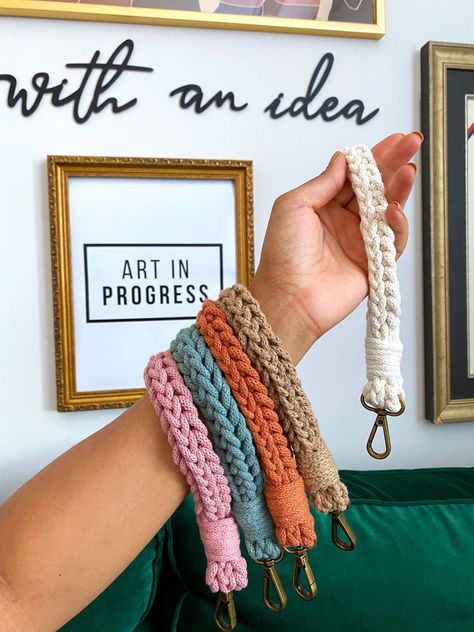 Crochet Lanyard, Crochet I Cord, Wristlet Patterns, French Knitting, Crochet Cord, Crochet Keychain Pattern, I Cord, Haken Baby, Stitch Crochet