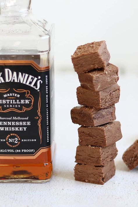 Boozy Fudge, Whiskey Fudge, Jack Daniels Recipes, Boozy Baking, Jack Daniels Fudge, Homemade Fudge Recipes, Fudge Flavors, Alcoholic Desserts, Boozy Desserts