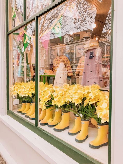 Spring Shop Display, Spring Aesthetic Decor, Spring Retail Display Ideas, Window Displays Retail Store Fronts Spring, Restaurant Window Display, Spring Shop Display Ideas, April Window Display Ideas, Summer Retail Display, March Window Display Ideas