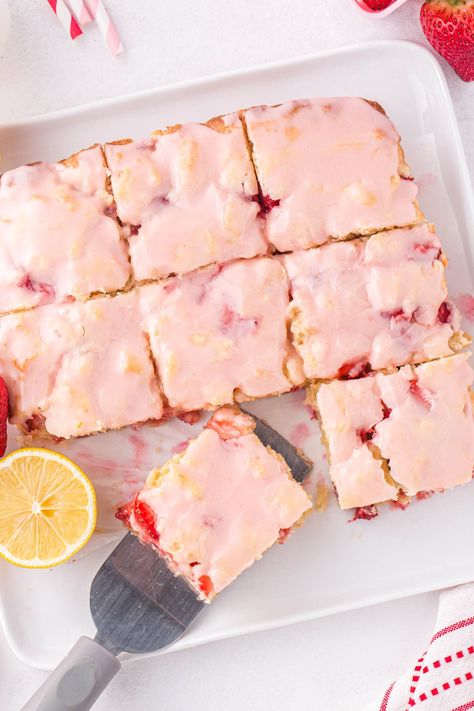 Strawberry Lemon Blondies Lemon Strawberry Recipes, Strawberry Lemon Blondes, Strawberry Lemon Recipes Desserts, Strawberry Lemon Bars Recipes, Strawberry Lemonade Blondies, Strawberry Dessert Recipes Easy No Bake, Summer Strawberry Recipes, Lemon Strawberry Bars, Strawberry Lemon Blondies Recipe