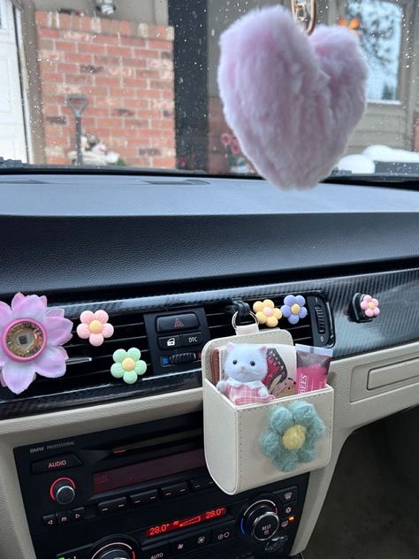 Buggy Car Decor, Cute Car Interior Aesthetic, Cute Car Charger, Vintage Car Decorations Interior, Cool First Cars, Car Decor Girly, Decorated Cars Interior, Small Car Decor, Cozy Car Interior Aesthetic