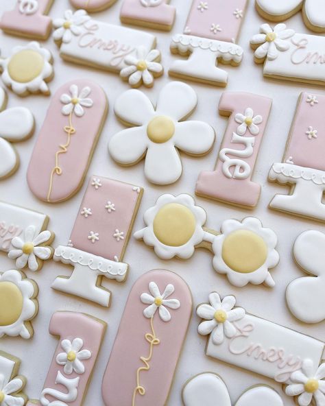 The groovy daisy theme will never get old. #daisycookies #groovycookies #birthdaycookies #firstbirthday #firstbirthdaycookies… | Instagram Daisy First Birthday Theme Cookies, Isn’t She Onederful Cookies, Daisy Cookies, Daisy Theme, Groovy Daisy, First Birthday Cookies, Custom Sugar Cookies, Flooding Cookies, Cute Snacks