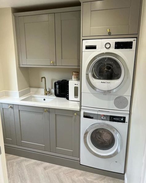 Utility Room Inspiration, Boot Room Utility, Utility Room Storage, Small Utility Room, Utility Room Designs, Stylish Laundry Room, Dream Laundry Room, Laundry Room Layouts, Open Plan Kitchen Dining