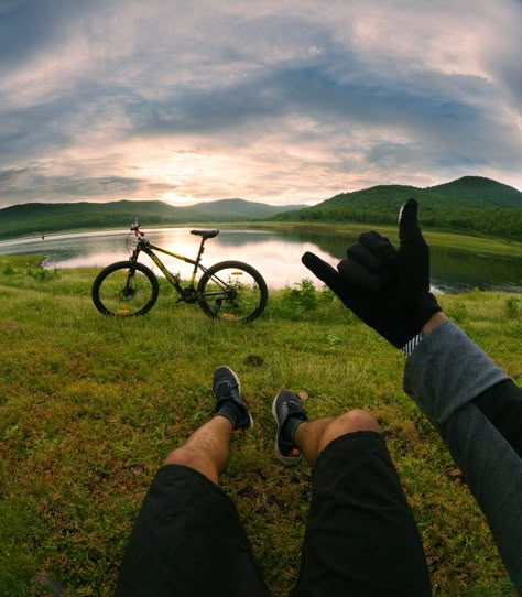 Pov mtb Mtb Photography Ideas, Bycicle Photo Ideas, Bycicle Photos, Mountain Biking Aesthetic, Mtb Aesthetic, Cycle Photography, Cyclist Photography, Cycling Aesthetic, Biking Aesthetic