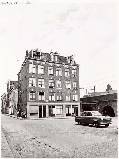 1960. Zicht op het Teerplein in de Haarlemmerbuurt in Amsterdam. Aan de linkerkant naar de Haarlemmer Houttuinen. Het Teerplein en de nabijgelegen Grote Houtstraat en de Kleine Houtstraat werden begin jaren zeventig gesloopt en verbonden met het Haarlemmerplein met Droogbak. Amsterdam City, Great Memories, Back In The Day, Old Pictures, Rotterdam, The Netherlands, Holland, House Exterior, Amsterdam