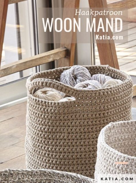 Haakinformatie | Haakpatroon Woon Mand • Haakinformatie Diy Crochet Basket, Easy Crochet Basket Pattern, Crochet Basket Tutorial, Basket Weave Crochet, Scrap Yarn Crochet, Crochet Storage Baskets, Crochet Storage, Basket Pattern, Ribbon Yarn