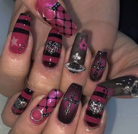 Short Nail Designs 2000s, Short Scene Nails, Scene Nails Short, Y2k Coffin Nails, Scene Nails Emo, Fnaf Nails, Draculaura Nails, Trashy Y2k Nails, Monster High Nails