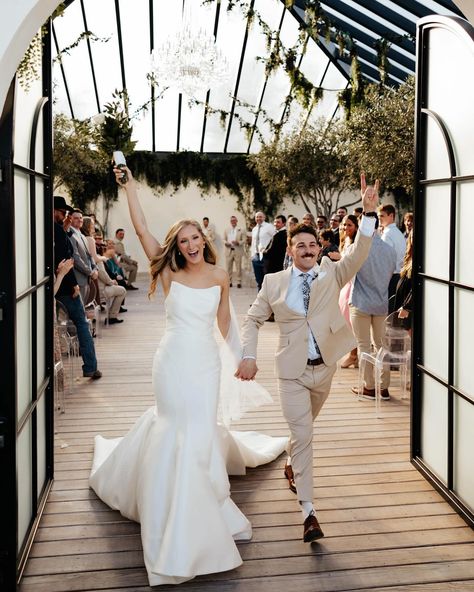 One of my favorite photos from every wedding is the walk back down the aisle as a newly married couple! Here are a few ideas to incorporate - 🌸 petal toss! 🫧 bubbles! ✨ cold sparks! 😚 dip & kiss! 🍚 rice toss! 🎉 confetti! second shot for @tatumnelson.co Dip Down The Aisle, Wedding Aisle Kiss, Aisle Dip Kiss, Wedding Dip Photos, Aisle Kiss Photo, End Of Aisle Kiss Photo, Wedding Ceremony Bubble Exit, Wedding Ceremony Photos First Kiss, Petal Toss