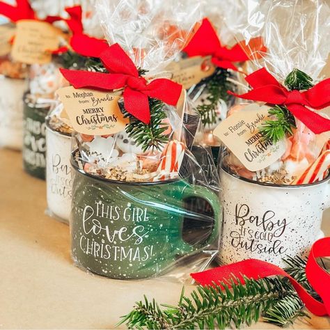 How stinkin’ cute are these little mug gift “baskets” that @amdesignsmd shared with us! She nailed Christmas gifts this year 🙌🏼 I want to b… | Instagram Christmas Gift Baskets, Mug Noel, Diy Christmas Mugs, Baskets Christmas, Christmas Gift Packaging, Sweet Mint, Small Christmas Gifts, Ge Bort, Christmas Baskets