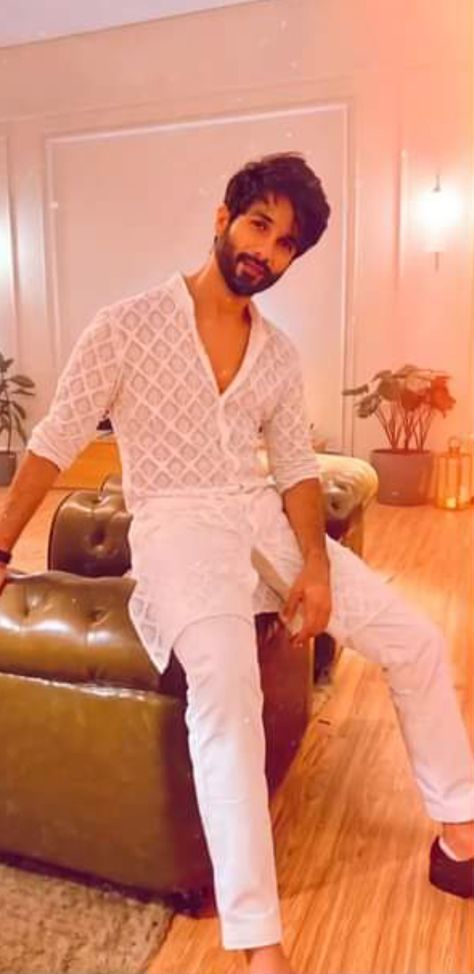 Shahid Kapoor Kurta, Indian Wedding Clothes For Men, Dress Men, Wedding Outfit Men, White Kurta, Shahid Kapoor, Wedding Dress Men, Wedding Clothes, Wedding Outfit