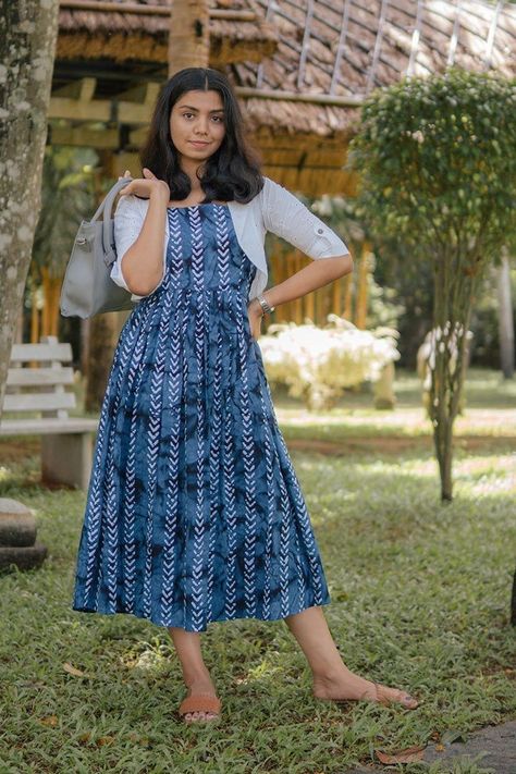 Girls Laise Design Kurti, Indian Frocks For Women, Cotton Frocks For Women, Cotton Dress Pattern, डिजाइनर कपड़े, Simple Frock Design, Long Gown Design, Casual Frocks, Simple Frocks