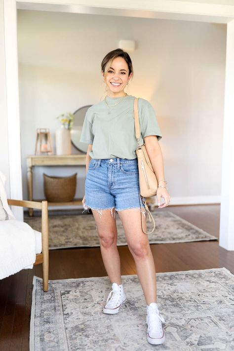 Short Sleeve And Shorts Outfit, Cute Modest Summer Outfits Shorts, Modest Summer Outfits Shorts, Modest Shorts Outfits, Denim Shorts Outfits, Sneakers Outfit Spring, Look Short Jeans, Denim Shorts Outfit Summer, Outfits With Sneakers