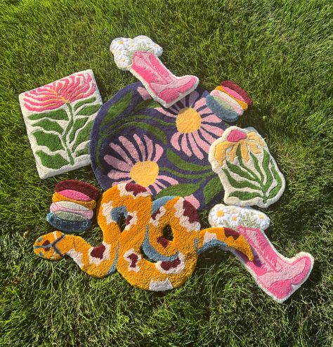 tufted wall art, tufted wall decor, cowboy boot, snake, abstract, flowers #tuftedrug #wallartdecor #walldecoration #wallartdecor #fiber Tufted Wall Hanging, Tufting Wall Art, Tufted Rug Ideas, Needle Punch Rug, Punch Needle Diy, Rugs Tufting, Tufted Wall, Punch Rug, Tufting Rug