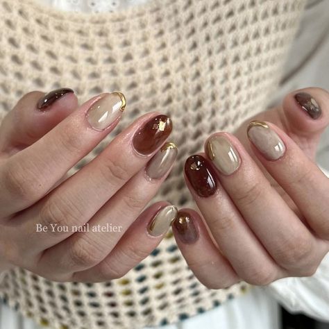 Nail Art Simple Brown, Nailart Simple Elegant, Nail Art Coklat, Nail Art Simple Elegant Classy, Acrylic Fall Nail Designs, Nailart Brown, Nail Art Kuku Pendek, Nail Art Neutral, Nail Art Brown