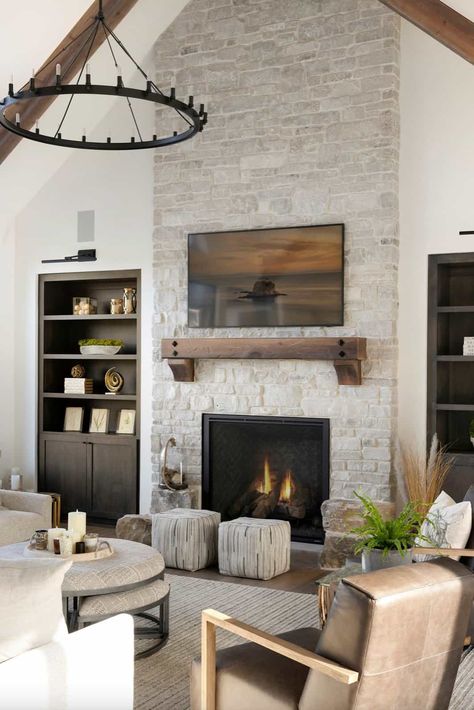 This warm and rustic Minnesota home embraces its beautiful landscape Design Camino, Minnesota Home, Fireplace Built Ins, Rustic Fireplaces, Rustic Home Design, Fireplace Remodel, Home Fireplace, Design Del Prodotto, Fireplace Mantle